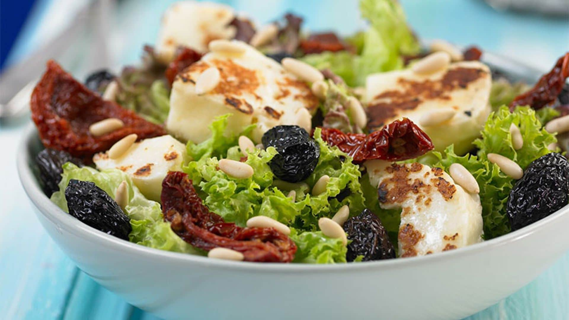 Ensalada de queso 'Halloumi', tomates secos y vinagreta de piñones