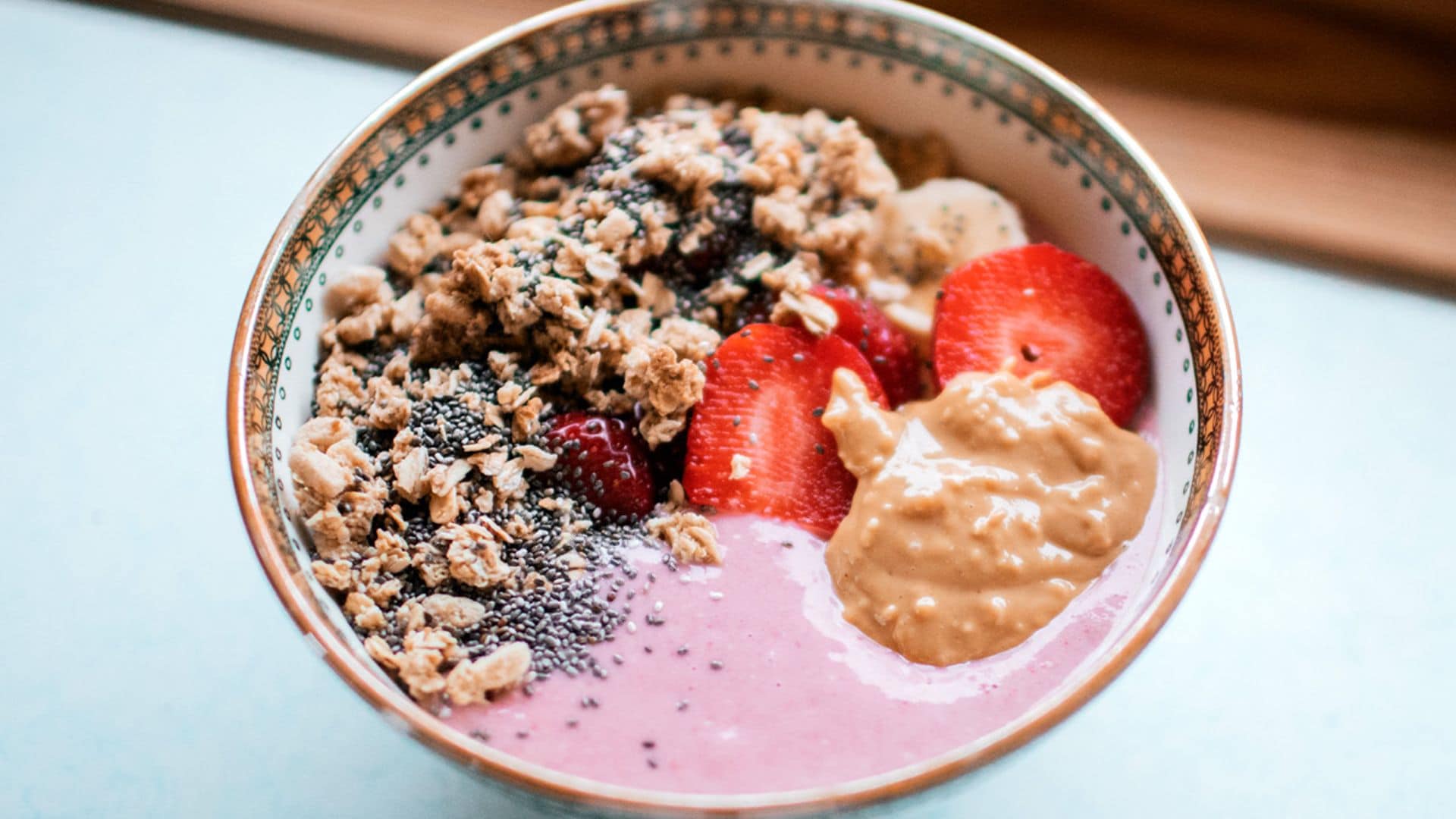 'Bowl' de desayuno con yogur, frutas y crema de cacahuete