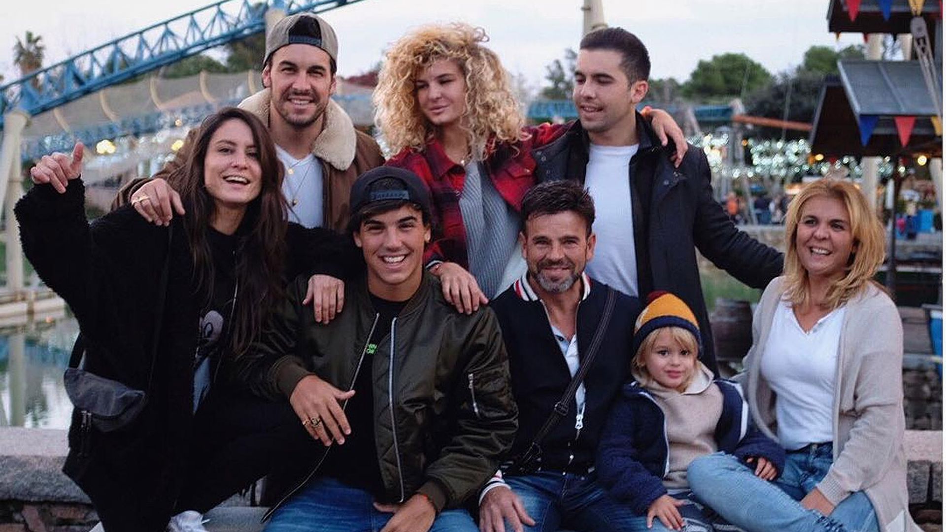 ¡Blanca Navidad! Mario Casas, de viaje con toda su familia a Laponia