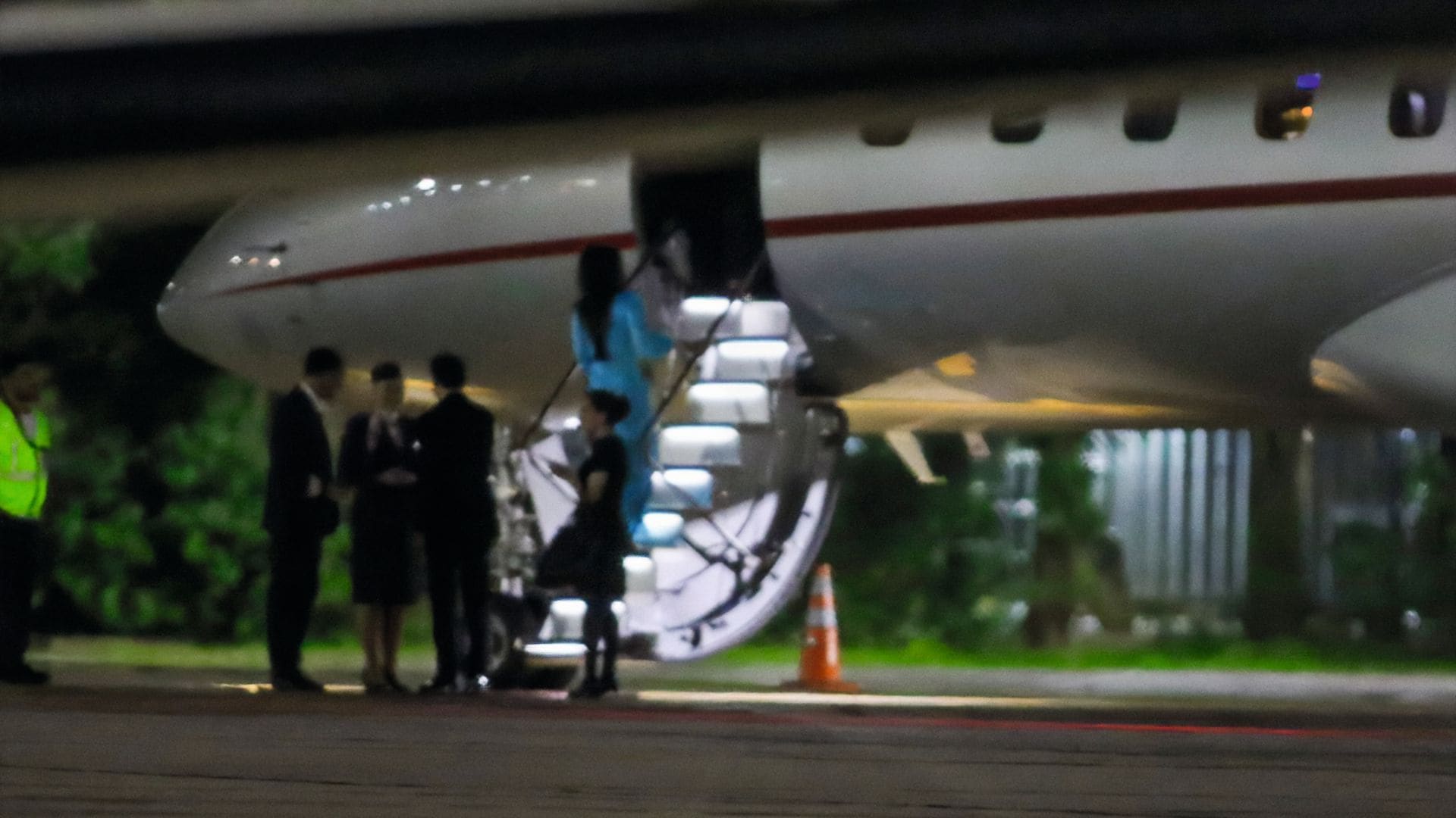 Luis Miguel y Paloma Cuevas subiéndose a un avión