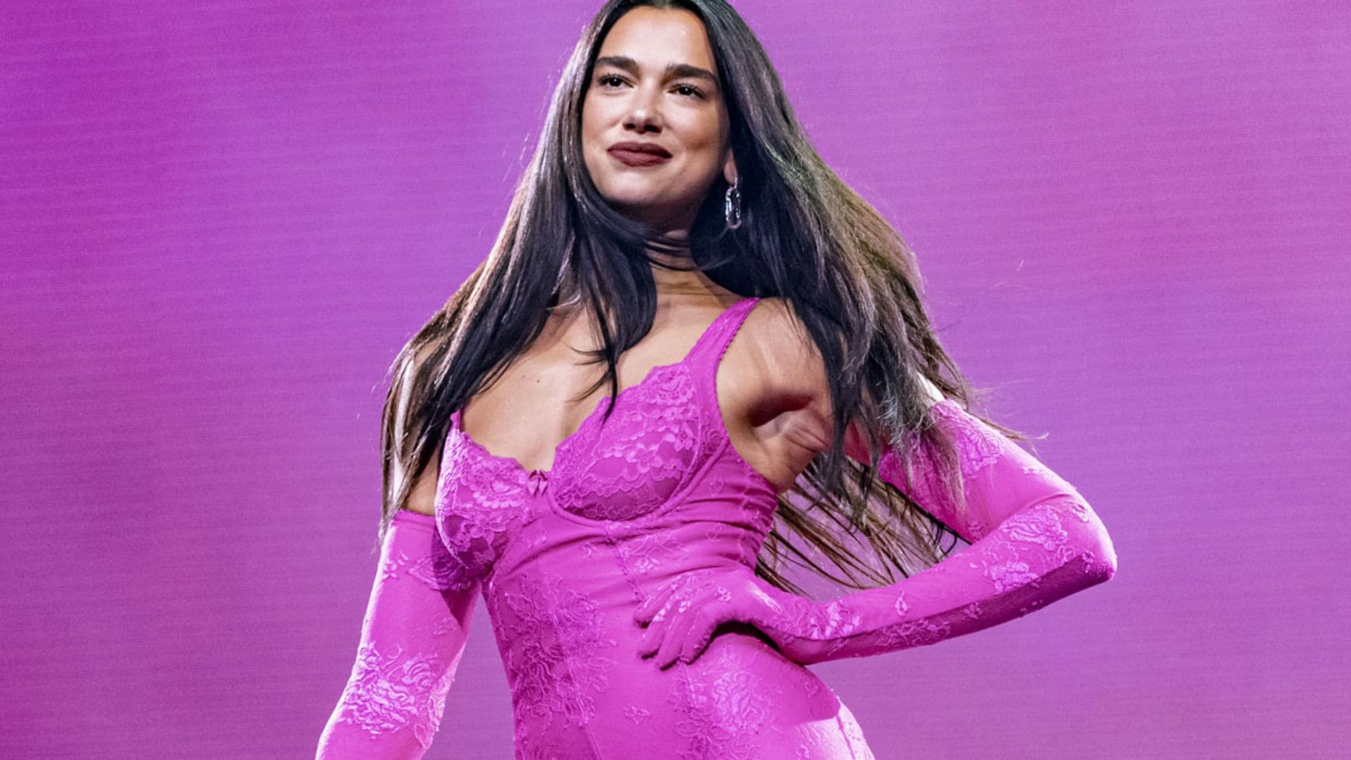 Dua Lipa se supera con el look español más original: corsé y guantes de ópera