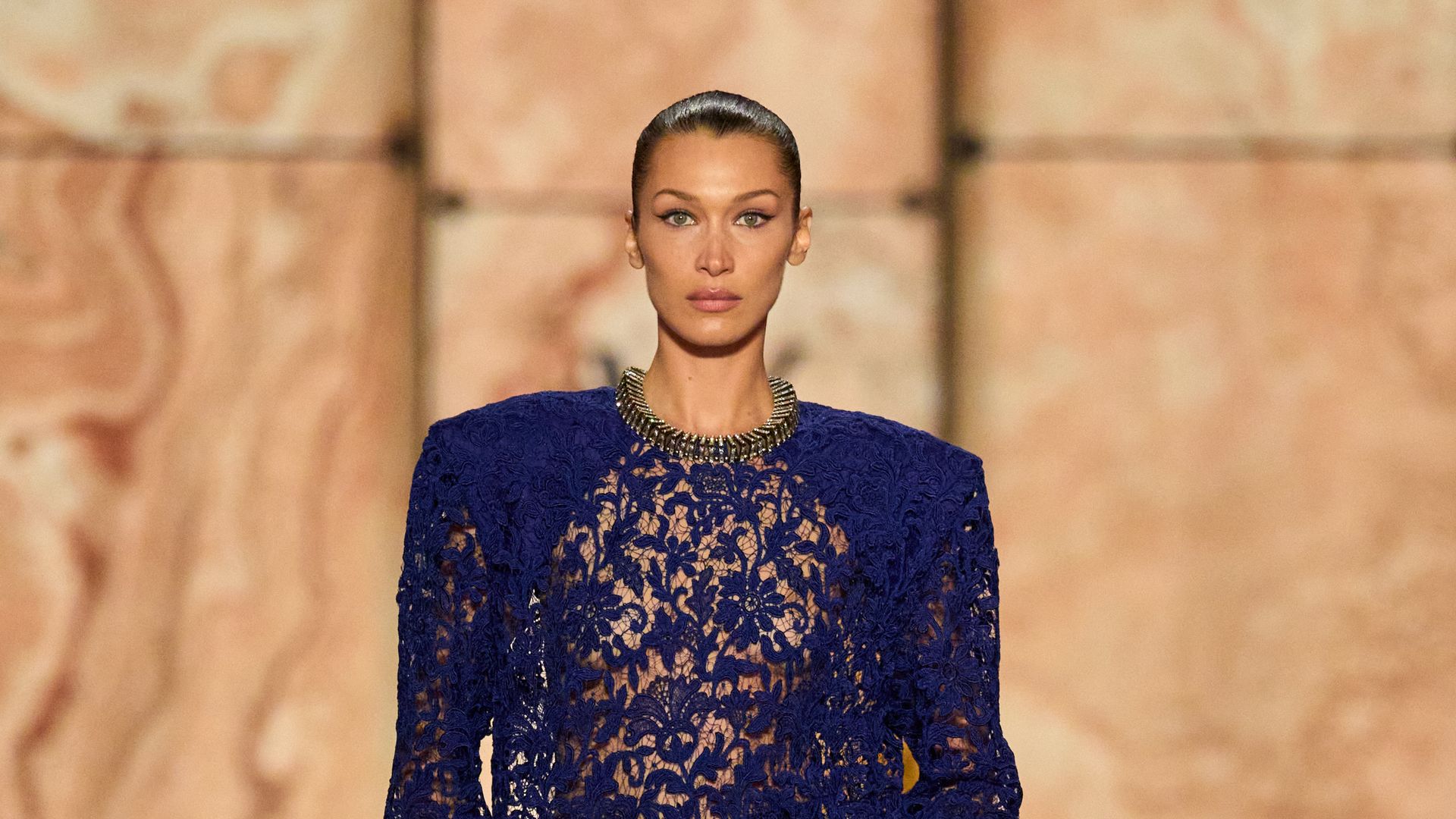 Saint Laurent cierra Paris Fashion Week con la presencia exclusiva de Bella Hadid