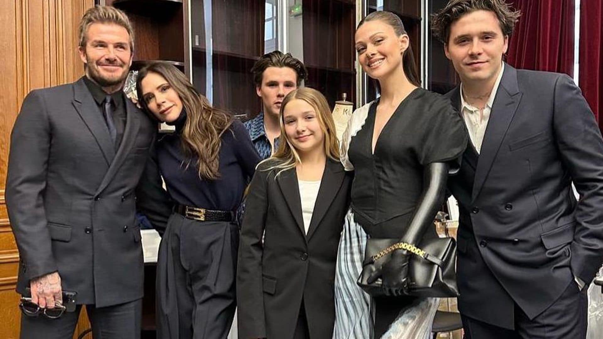 Nicola Peltz demuestra su apoyo a su suegra Victoria Beckham en su desfile en París