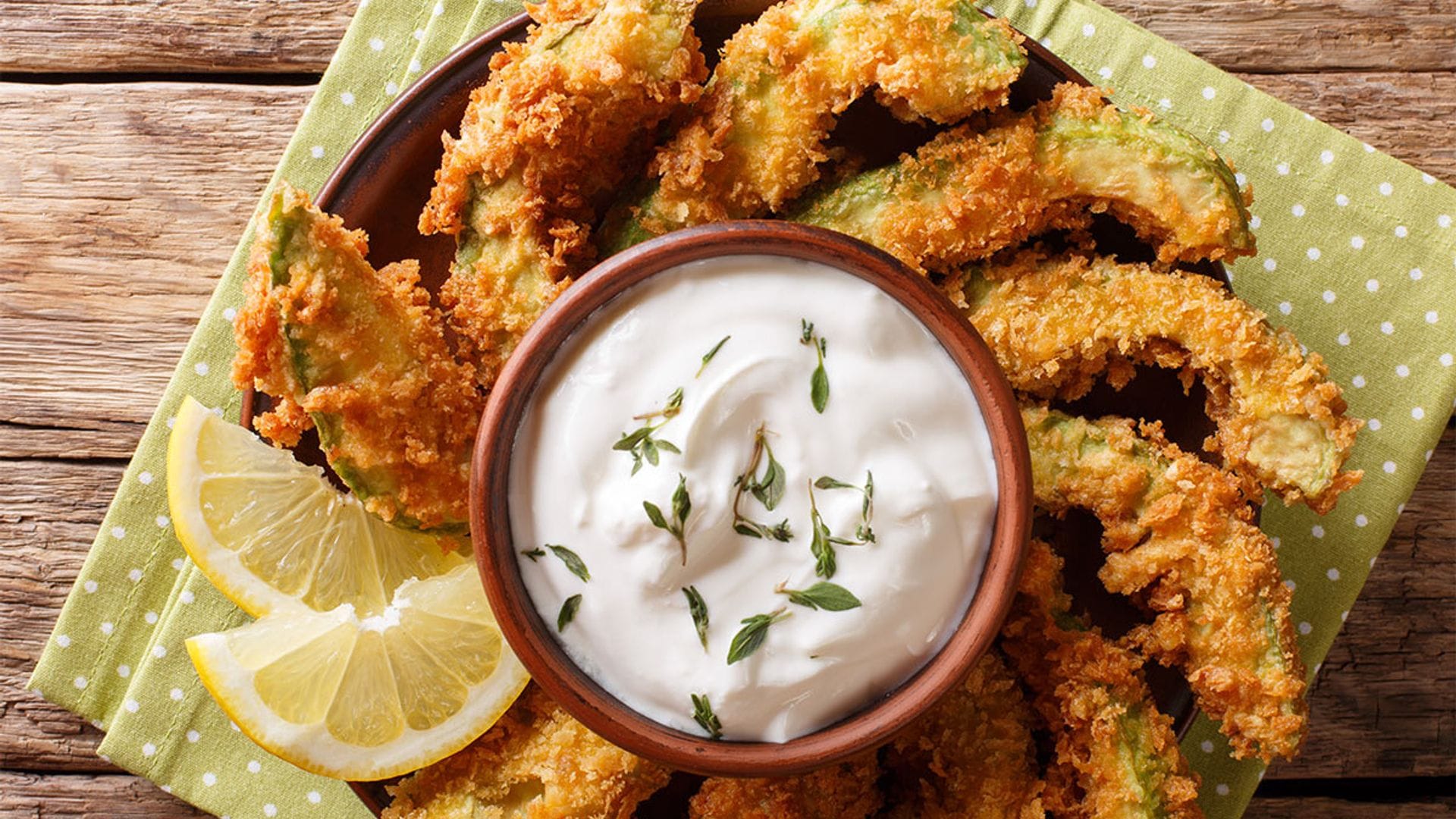 Aguacate crujiente con panko y salsa de queso y yogur