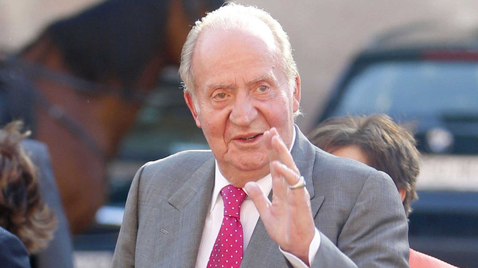 El rey Juan Carlos ya está en planta y ha 'caminado por la habitación'