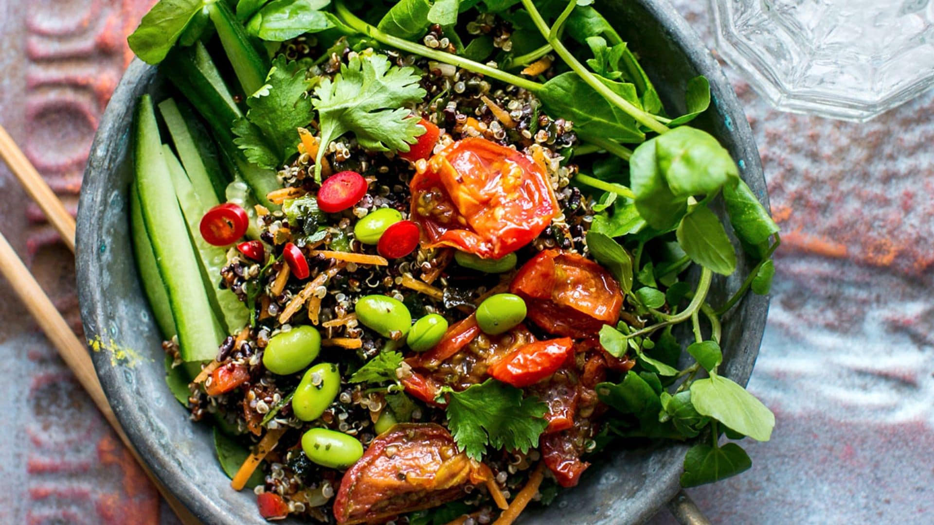 Ensalada de quinoa con arroz y tomates