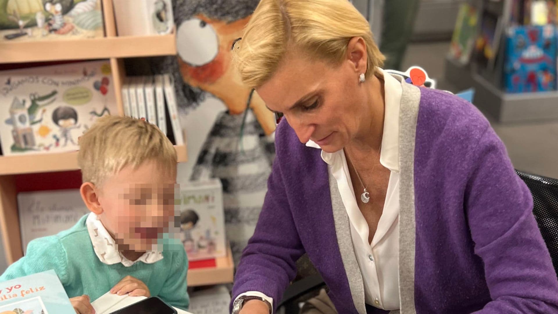 María Zurita firma su libro acompañada por su madre y con el mejor ayudante: su hijo Carlos