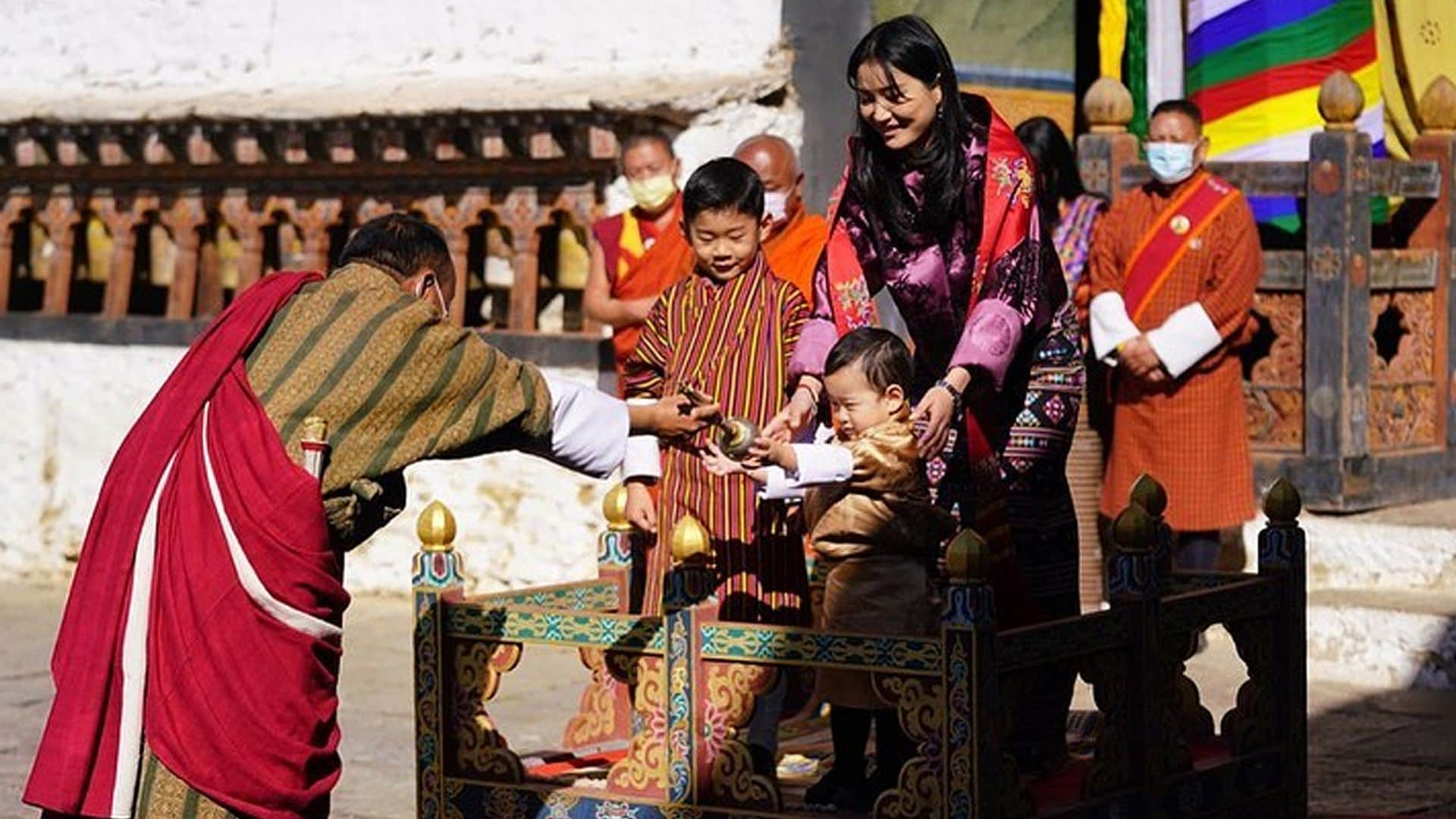 ¡Qué monada! La reina de Bután se lleva a sus hijos de viaje oficial