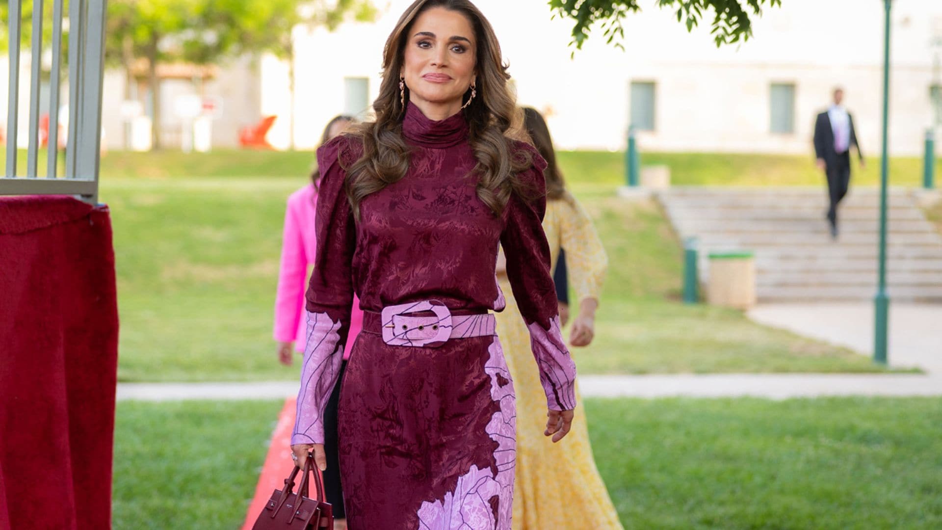 Rania en la graduación de su hijo y otras 'royals' que inspirarán tus próximos looks de invitada