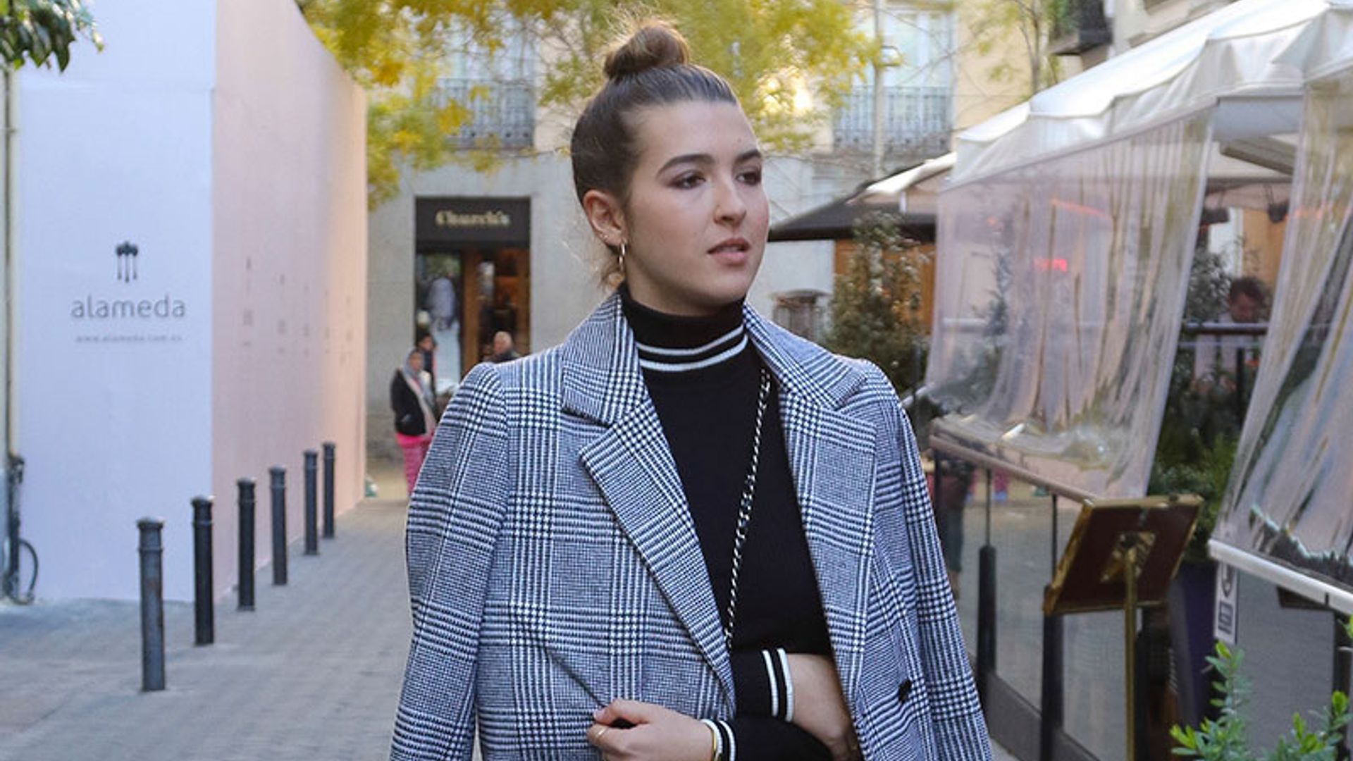 Alba Díaz emula a su madre, Vicky Martín Berrocal, con un llamativo 'look'