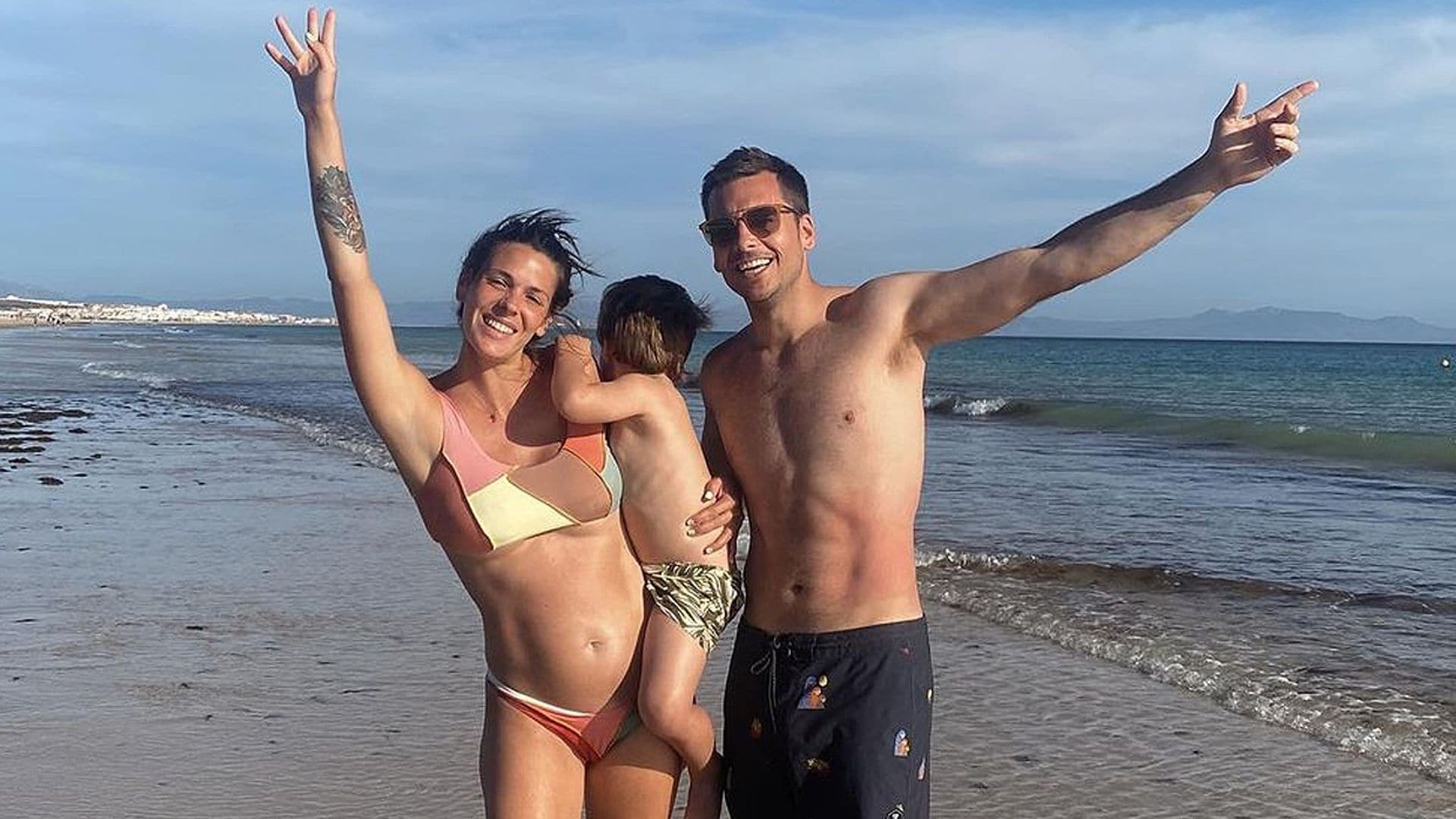 ¡En la playa y presumiendo de embarazo! El posado veraniego de Laura Matamoros, Benji y su hijo