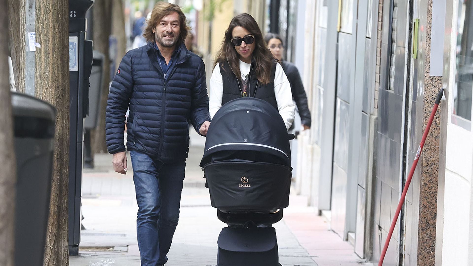 Santiago Pedraz y Elena Hormigos disfrutan de su primer paseo con el pequeño Jacobo