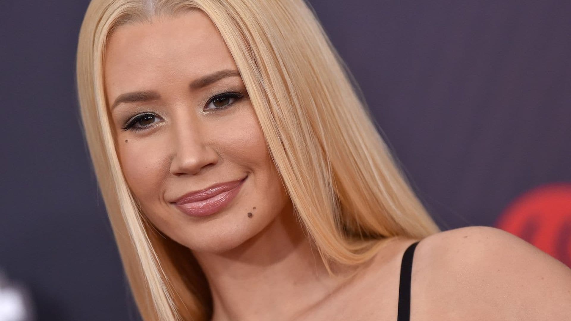 Iggy Azalea presenta su nuevo single, 'Started', con problema técnico incluido