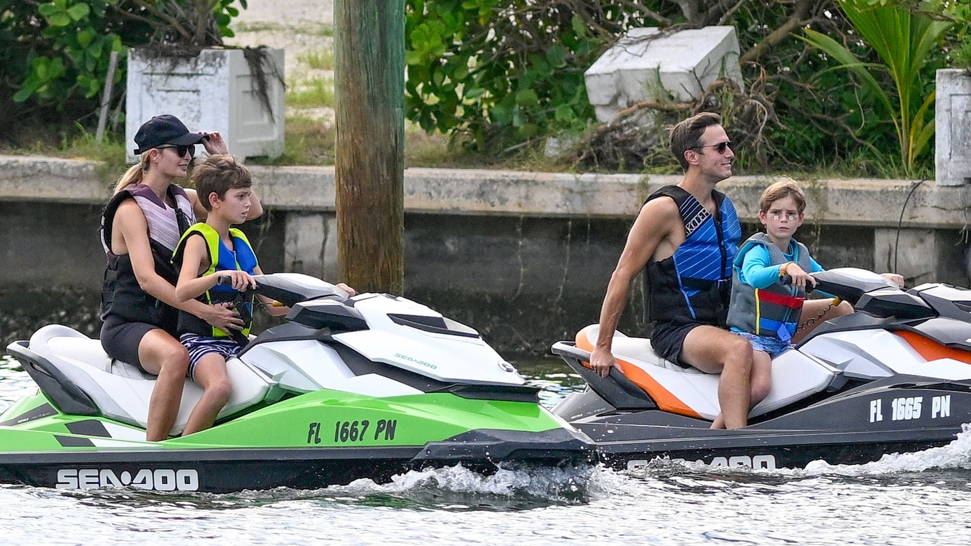 Ivanka Trump y Jared Kushner con Joseph y Theodore, a quienes enseñan a manejar motos de agua en Surfside, Florida