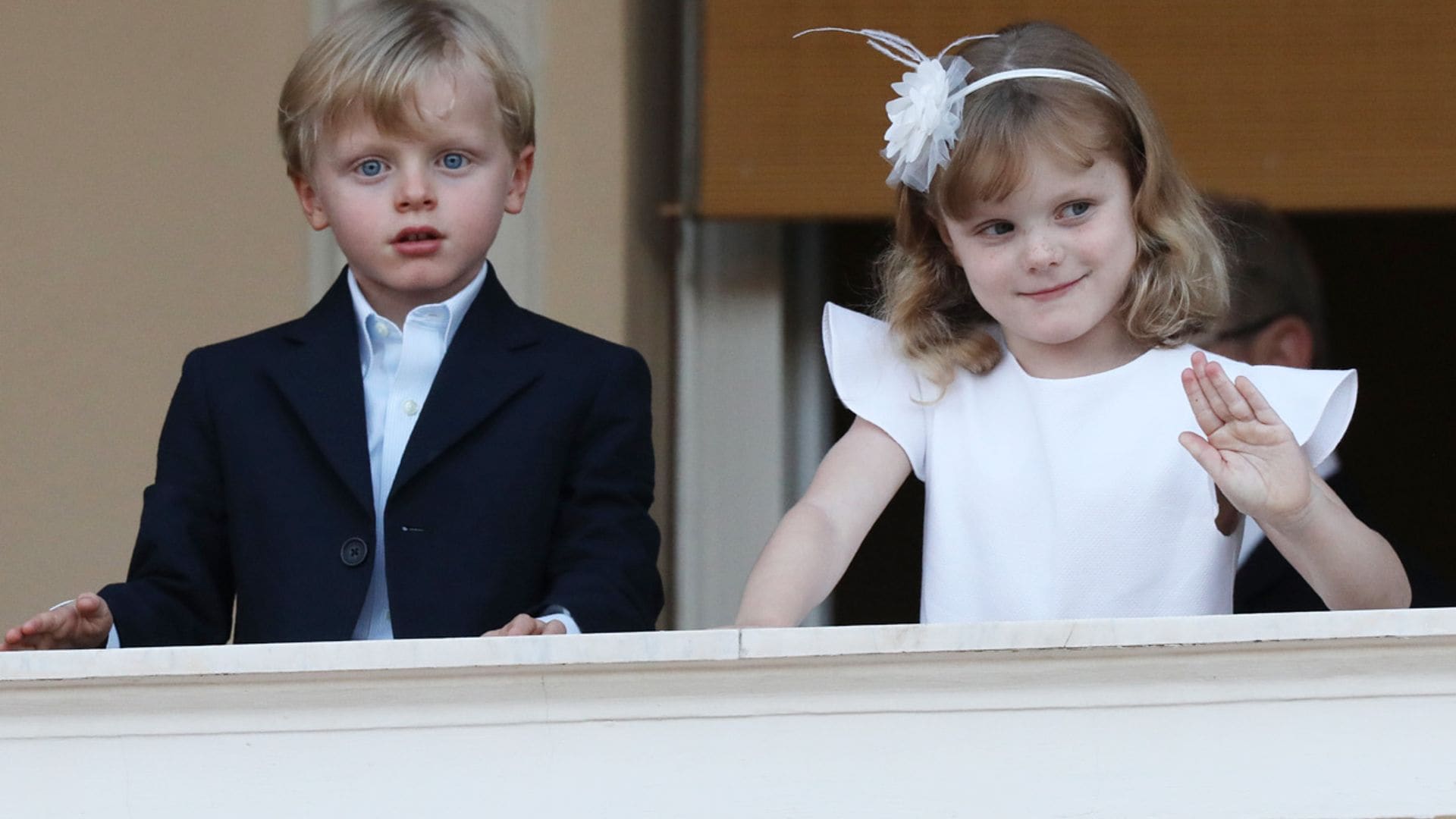 Elegantes y coquetos, Jacques y Gabriella de  Mónaco inauguran el verano desde el balcón Grimaldi