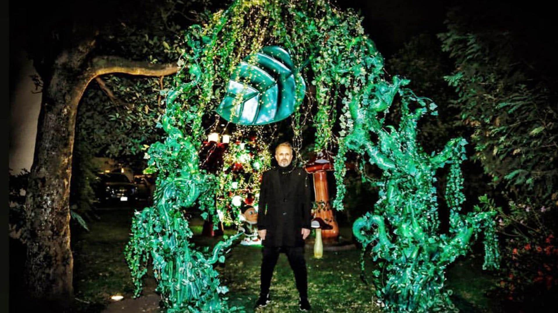 De cuento de hadas: el increíble jardín de Navidad que Miguel Bosé ha instalado en su casa de México