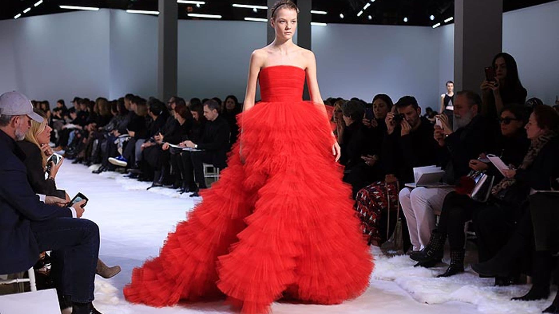 Giambattista Valli, Alexis Mabille… Tarde ‘couture’, entre flores y tules