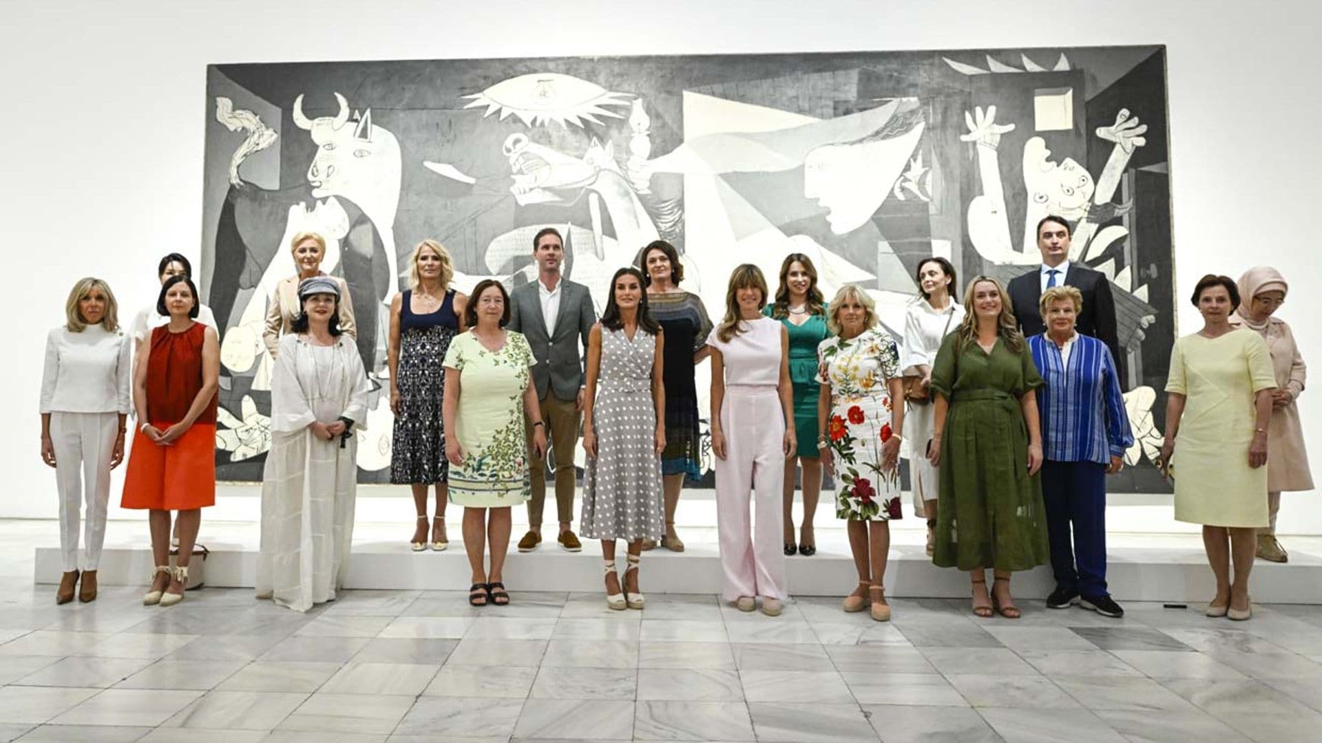 Doña Letizia culmina la jornada con los acompañantes de los mandatarios de la OTAN frente al 'Guernica' de Picasso