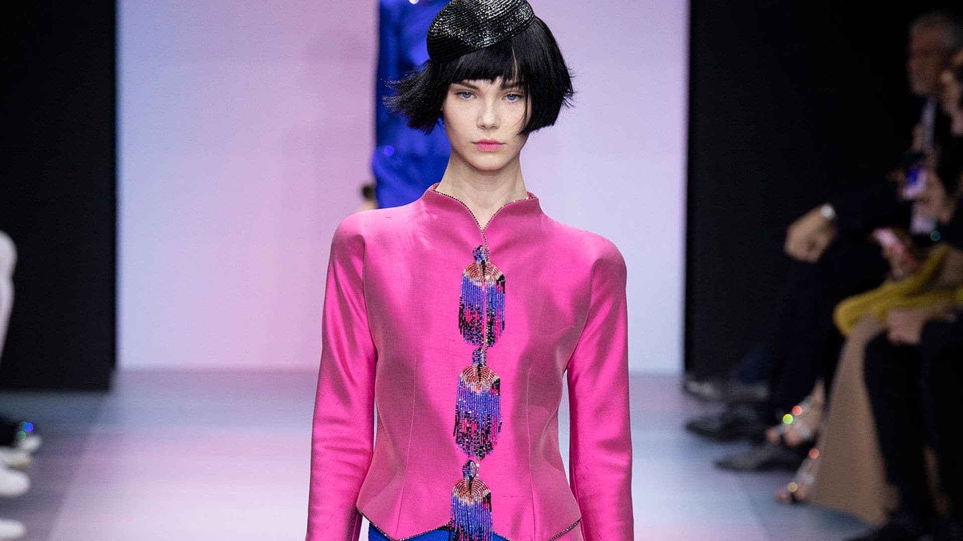 Armani Privé vuelve a trasladarnos a Asia con colores vibrantes y tejidos de seda