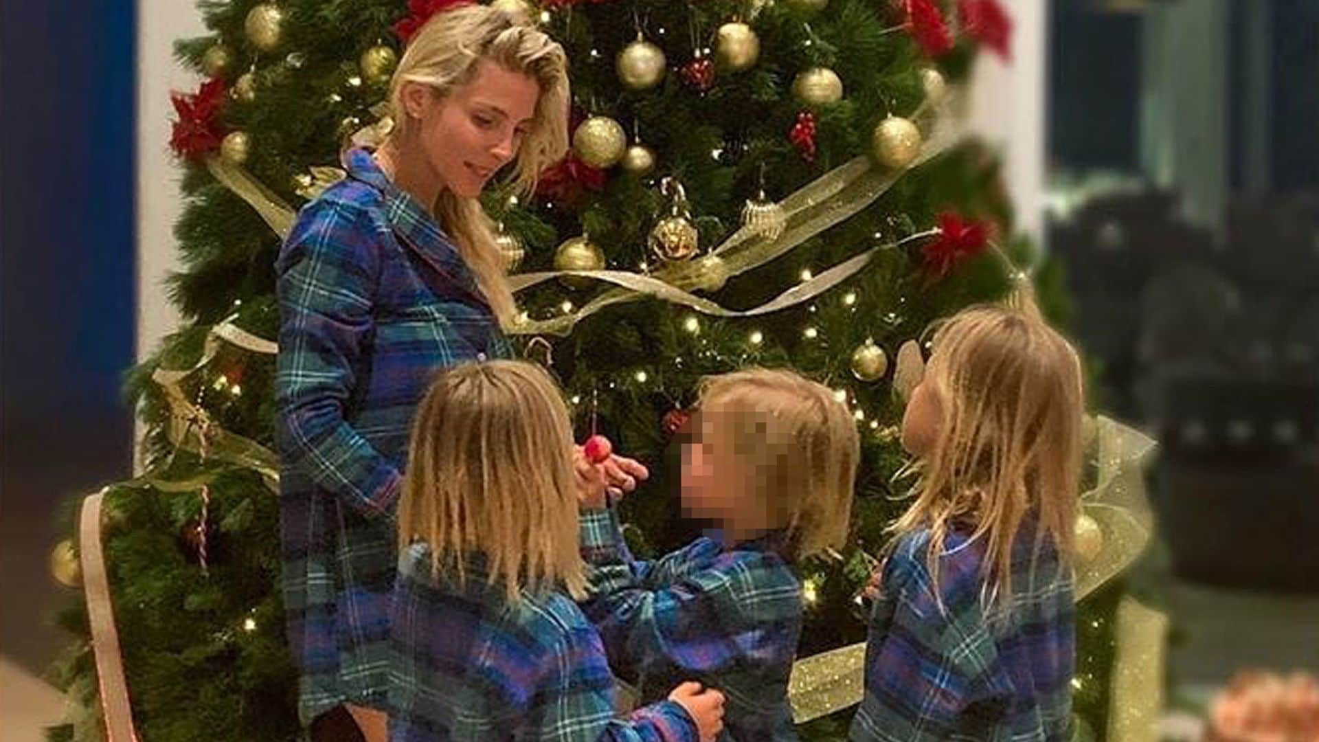 ¡Con pijamas a juego! La familia de Elsa Pataky y Chris Hemsworth pone el árbol de Navidad