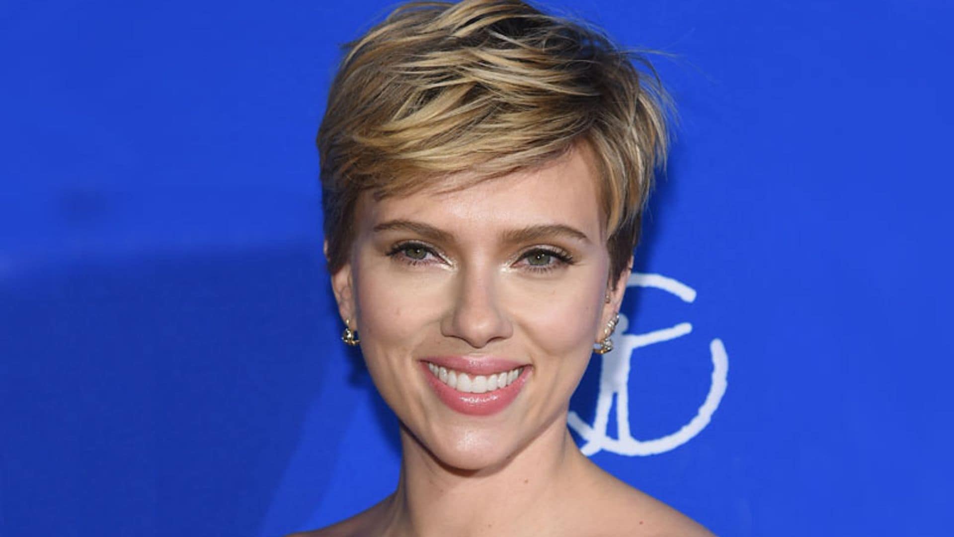 Scarlett Johansson cambia de look y abandona su melena rubia