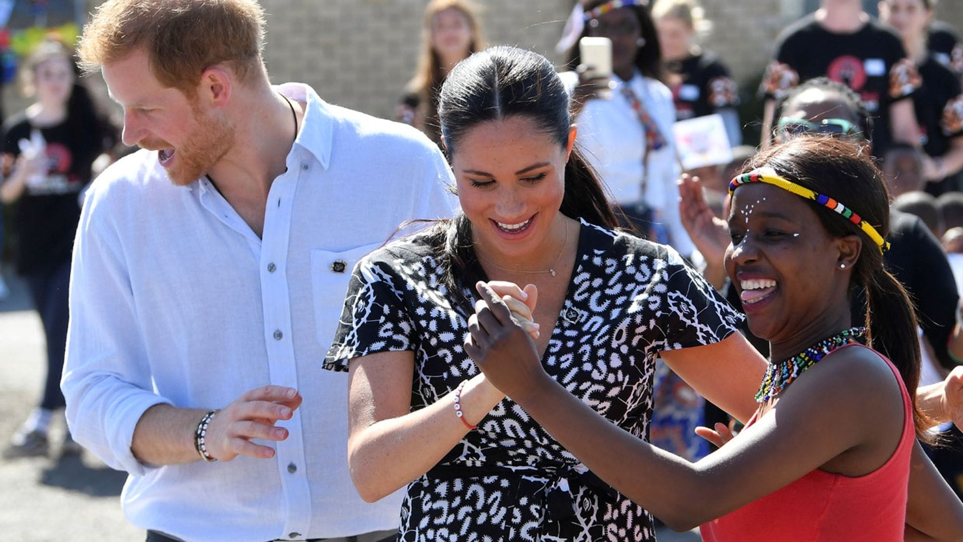 ¡A bailar! El ritmo de Meghan Markle y el príncipe Harry a su llegada a Sudáfrica