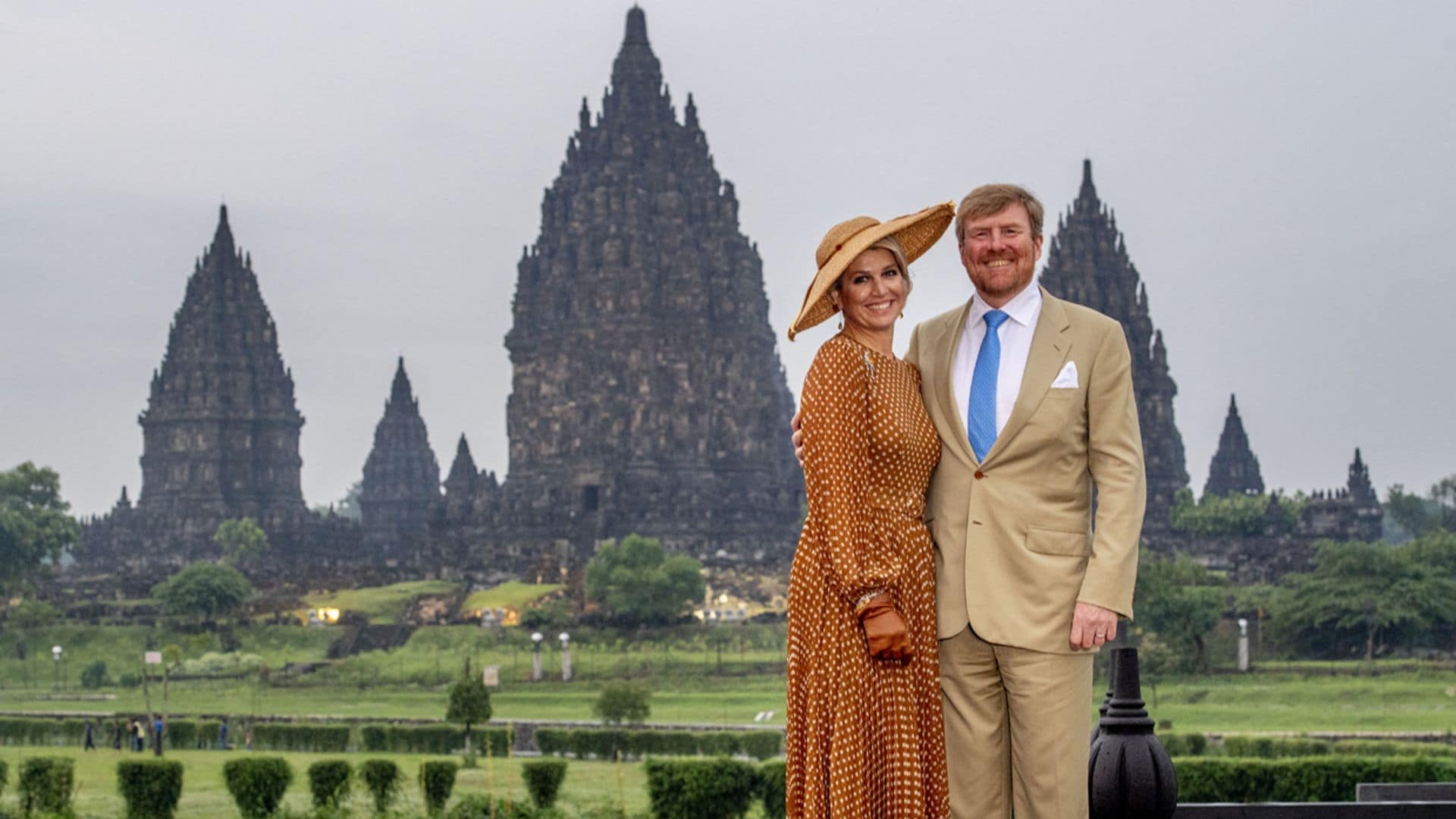 El idílico posado de los reyes de Holanda en el impresionante templo indonesio de Prambanan