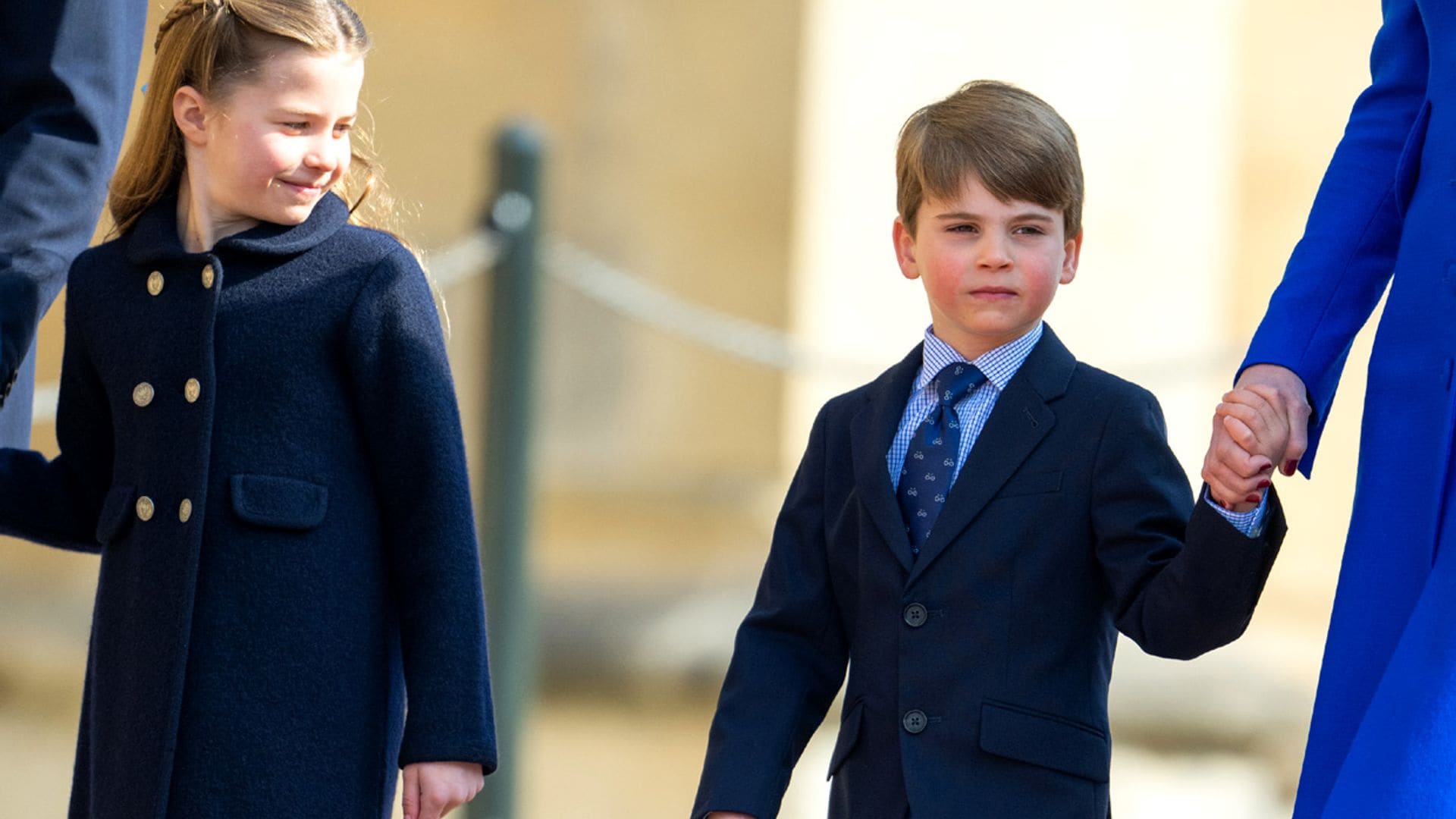 Los gestos más divertidos del príncipe Louis con sus hermanos en su debut en la misa de Pascua