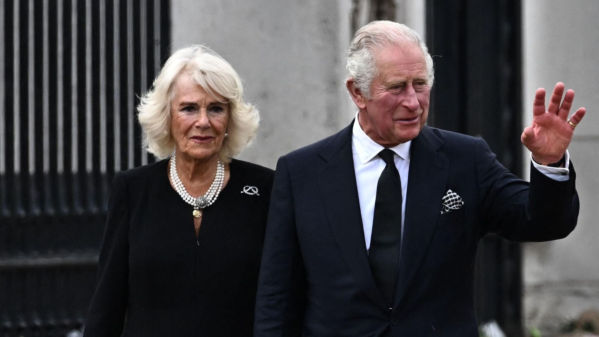Los reyes Carlos y Camila son arropados por el cariño de los británicos a su llegada al Palacio de Buckingham