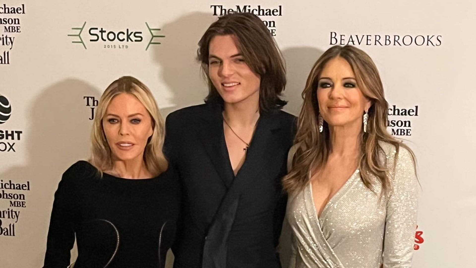 Elizabeth Hurley, la invitada más elegante junto a su hijo Damian con vestido plateado de 'strass' y estola de pelo