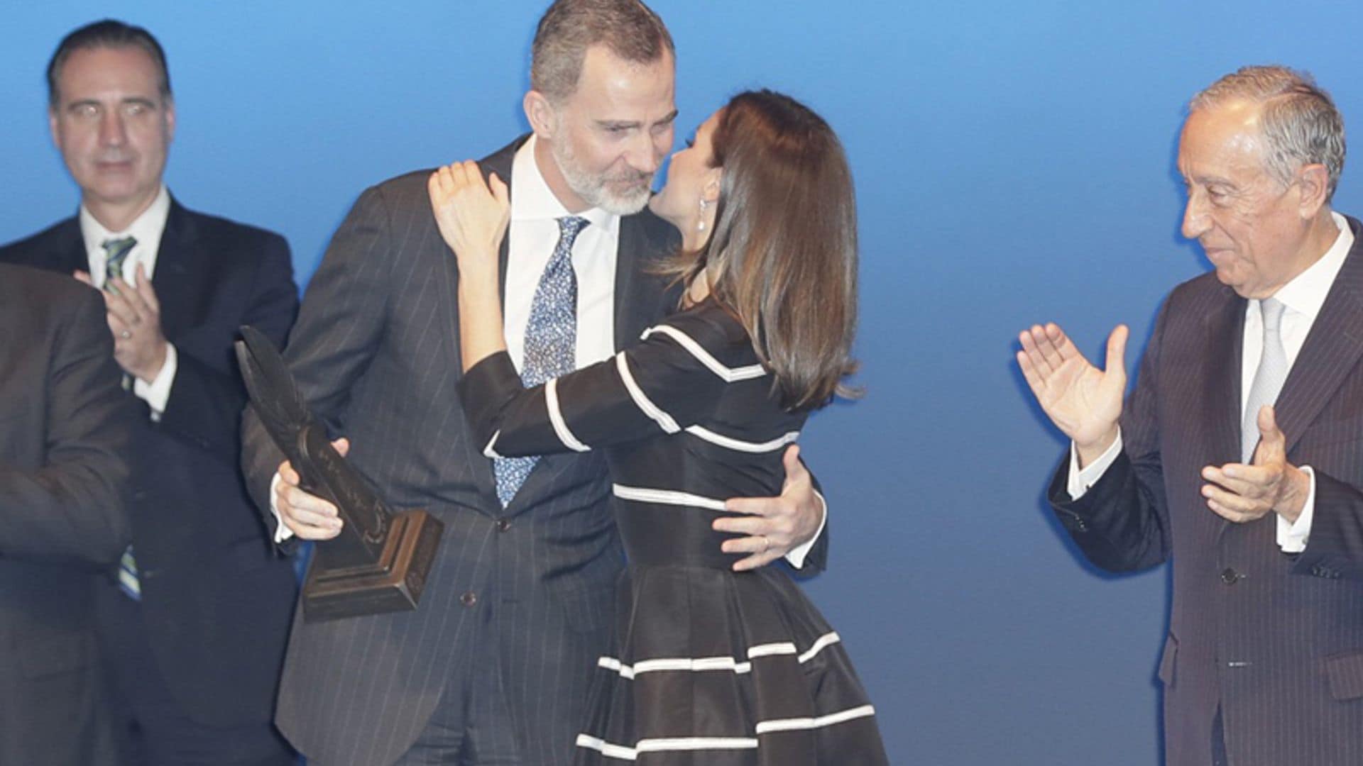 El espontáneo beso del Rey a doña Letizia tras recibir un gran reconocimiento