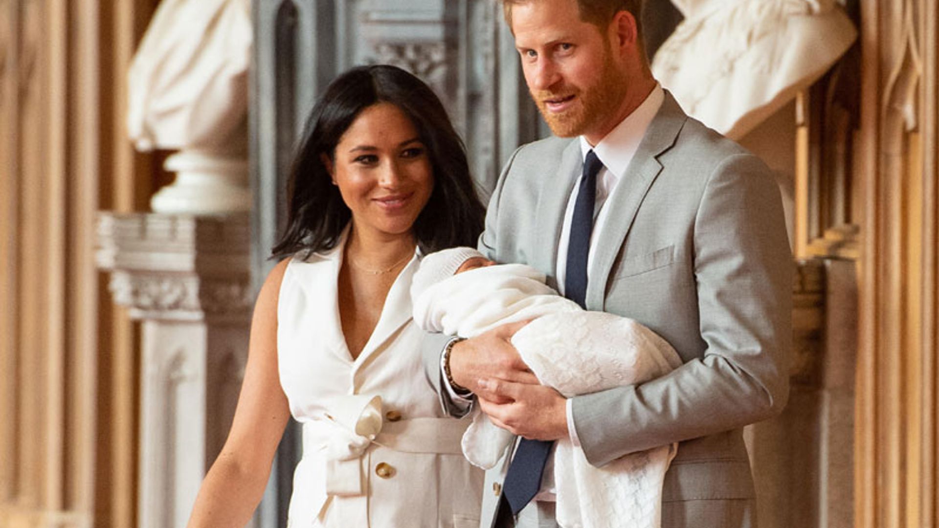 Meghan Markle se desmarca de Diana y Kate con su 'look' en la presentación del 'royal baby'