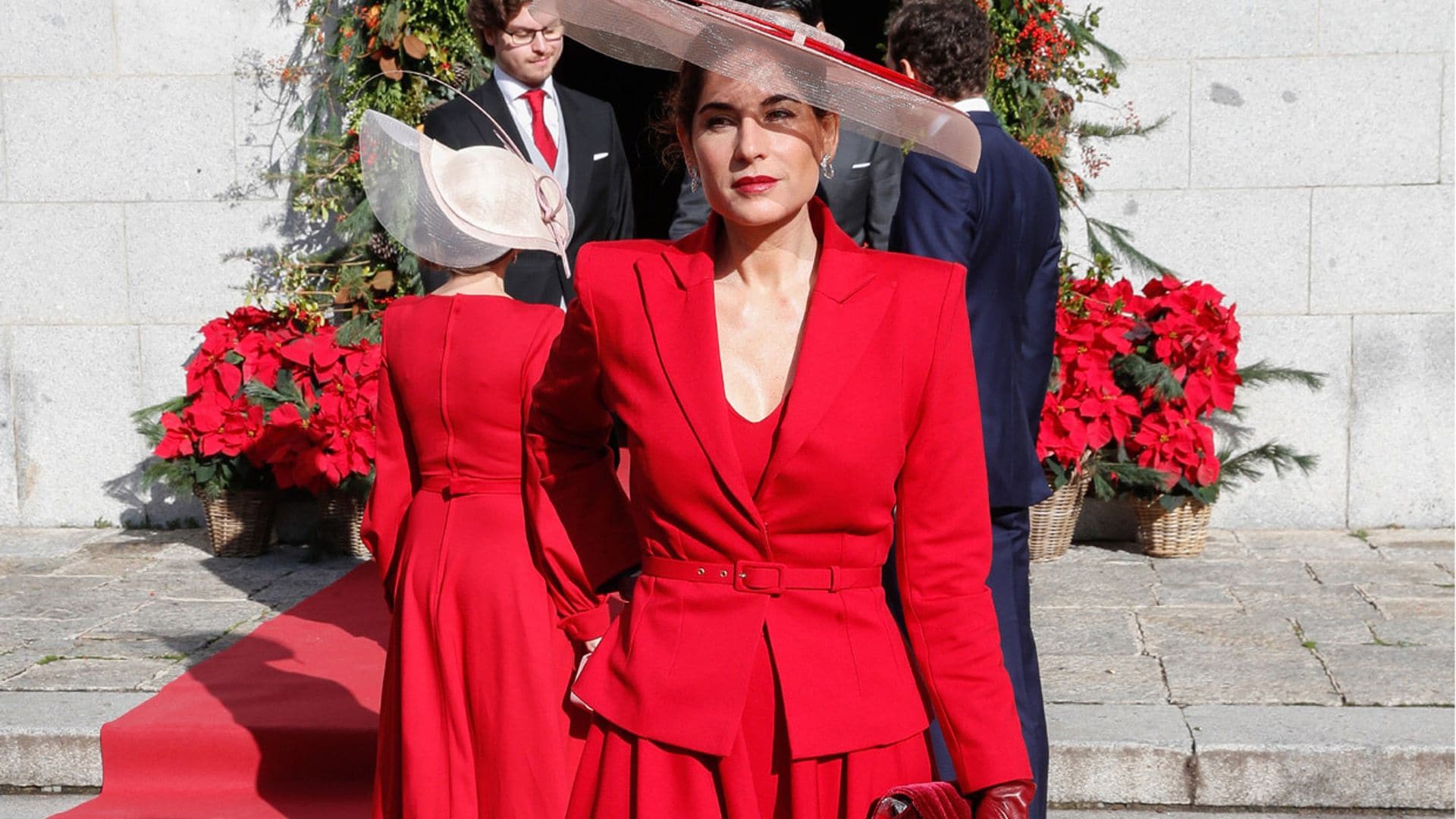 Lourdes Montes y Margarita Vargas coordinan sus looks de invitada con vestidos rojos y maxitocados