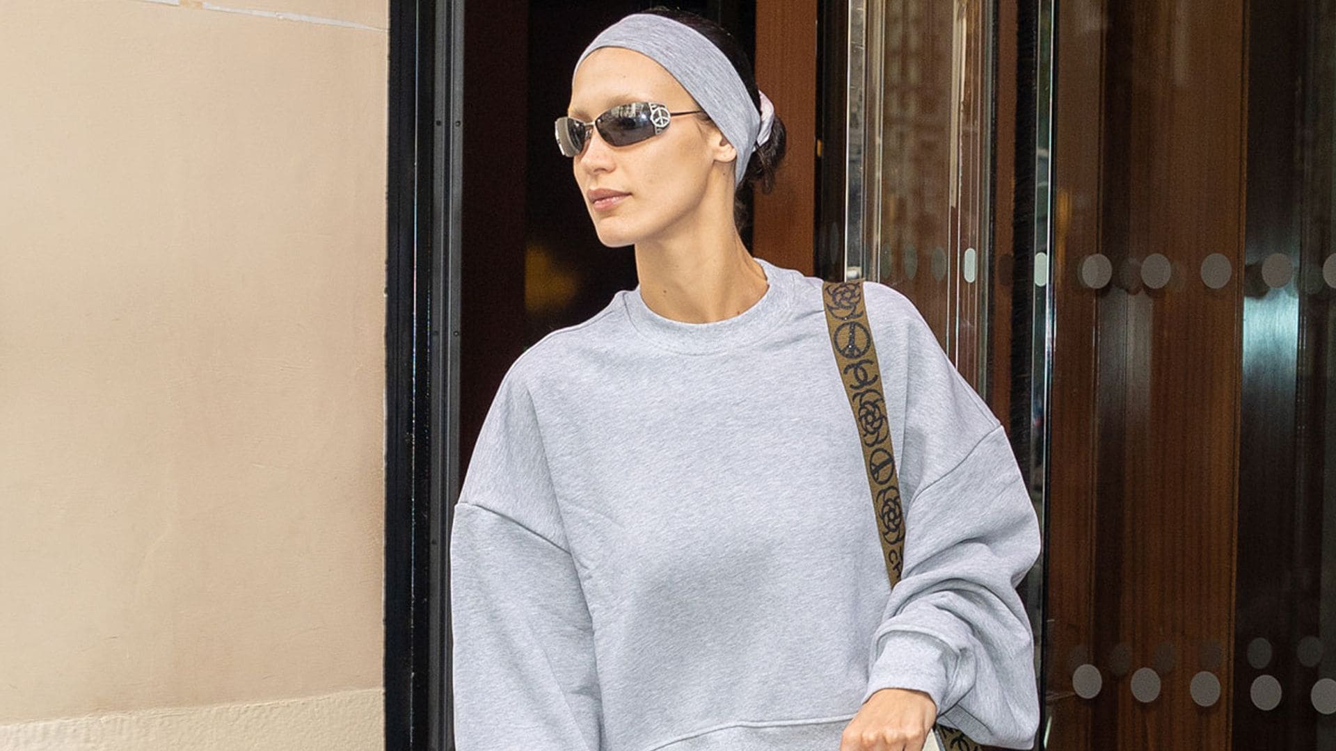 Alerta FASHION: Bella Hadid trae de vuelta el mejor accesorio de pelo de los 90