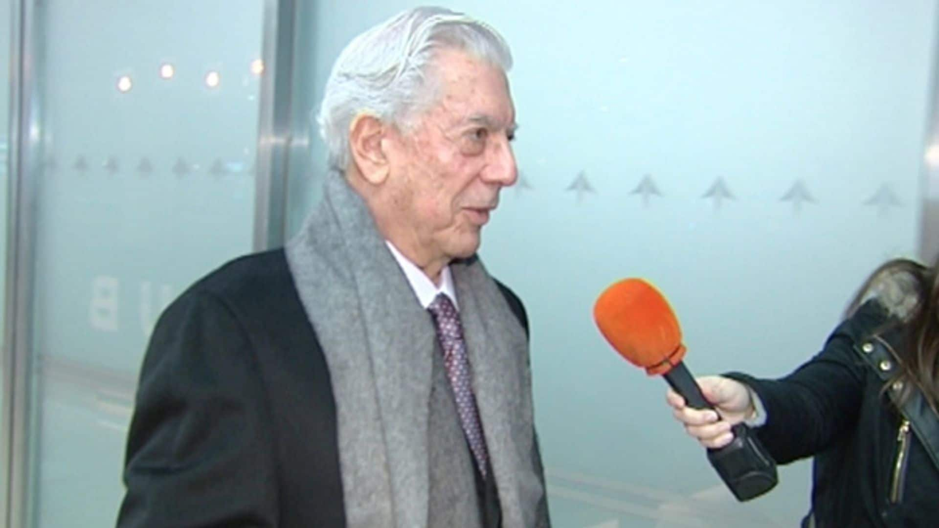 Mario Vargas Llosa aterriza en Madrid tras pasar Acción de Gracias con los hijos de Isabel Preysler: 'Son todos muy simpáticos'