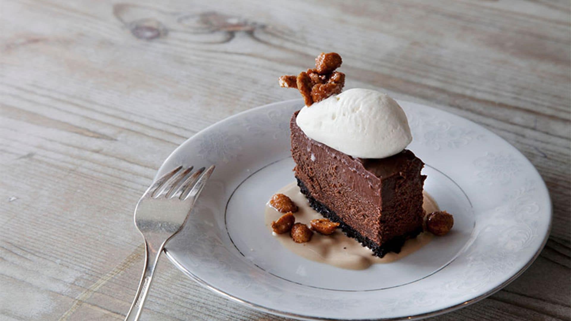 'Mousse' de chocolate con helado de leche merengada y nueces garrapiñadas