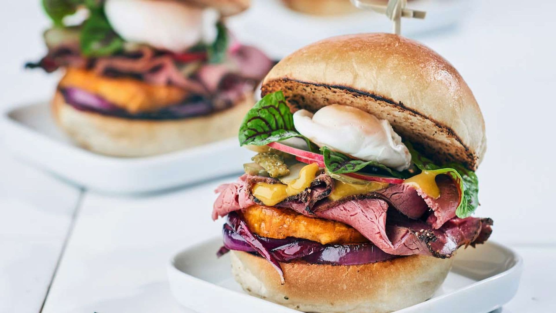 Mini hamburguesas con verduras asadas, pastrami y huevos de codorniz poché