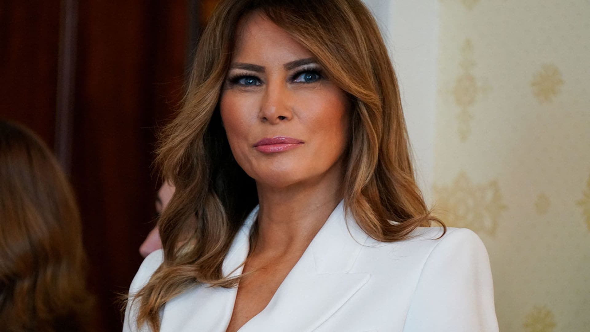 Dos años después, Melania Trump actualiza su traje blanco con efecto 'fit'