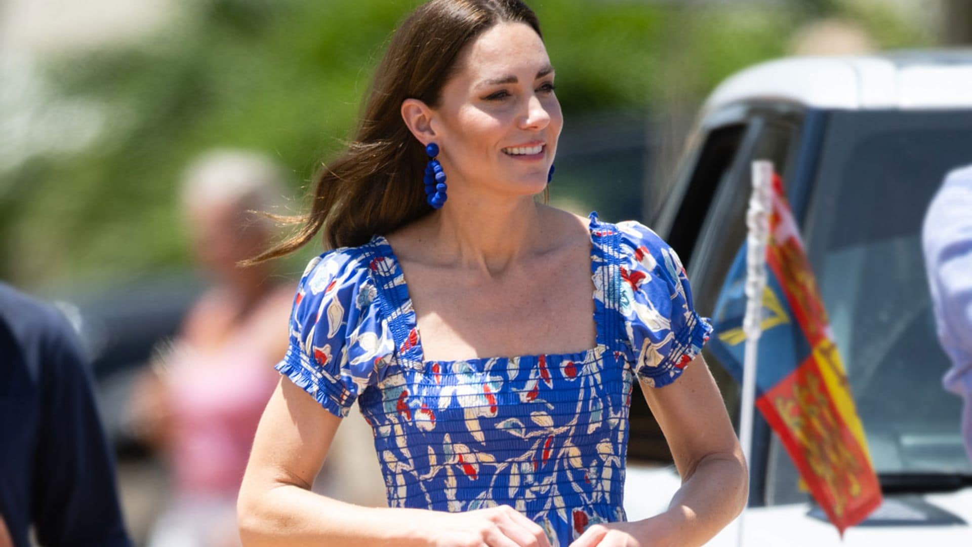 Kate demuestra que su nuevo vestido floral es perfecto para llevar con cuñas y alpargata plana