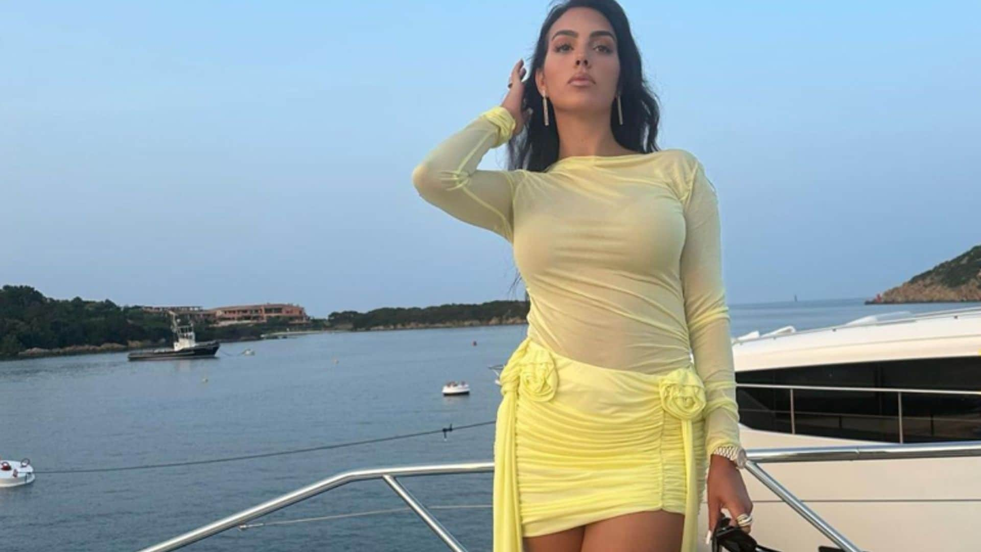 Los detalles de las vacaciones de Georgina en altamar: un espectacular outfit, joyas, gominolas y notas de amor