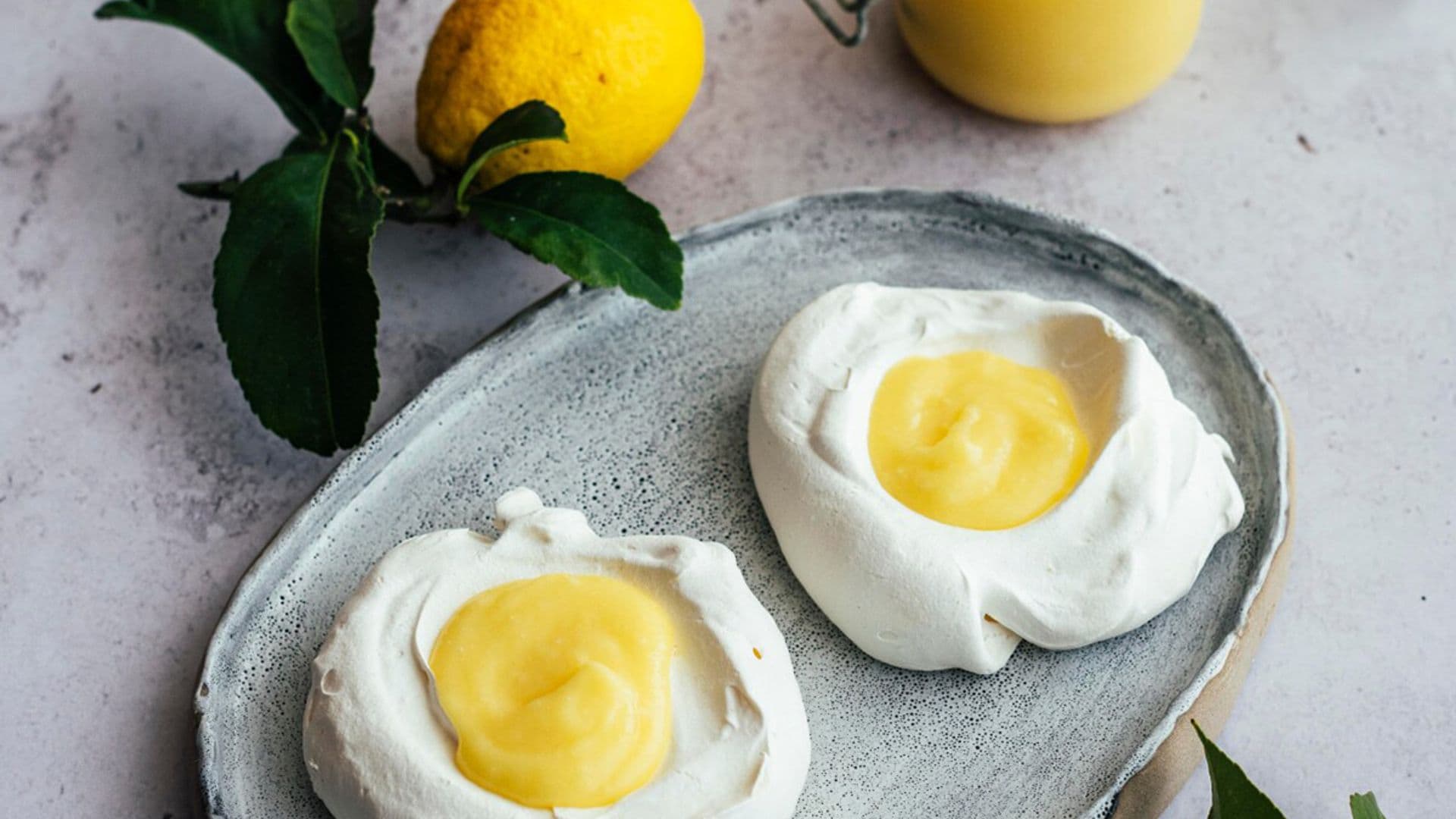 'Huevos fritos' de merengue con 'lemon curd'