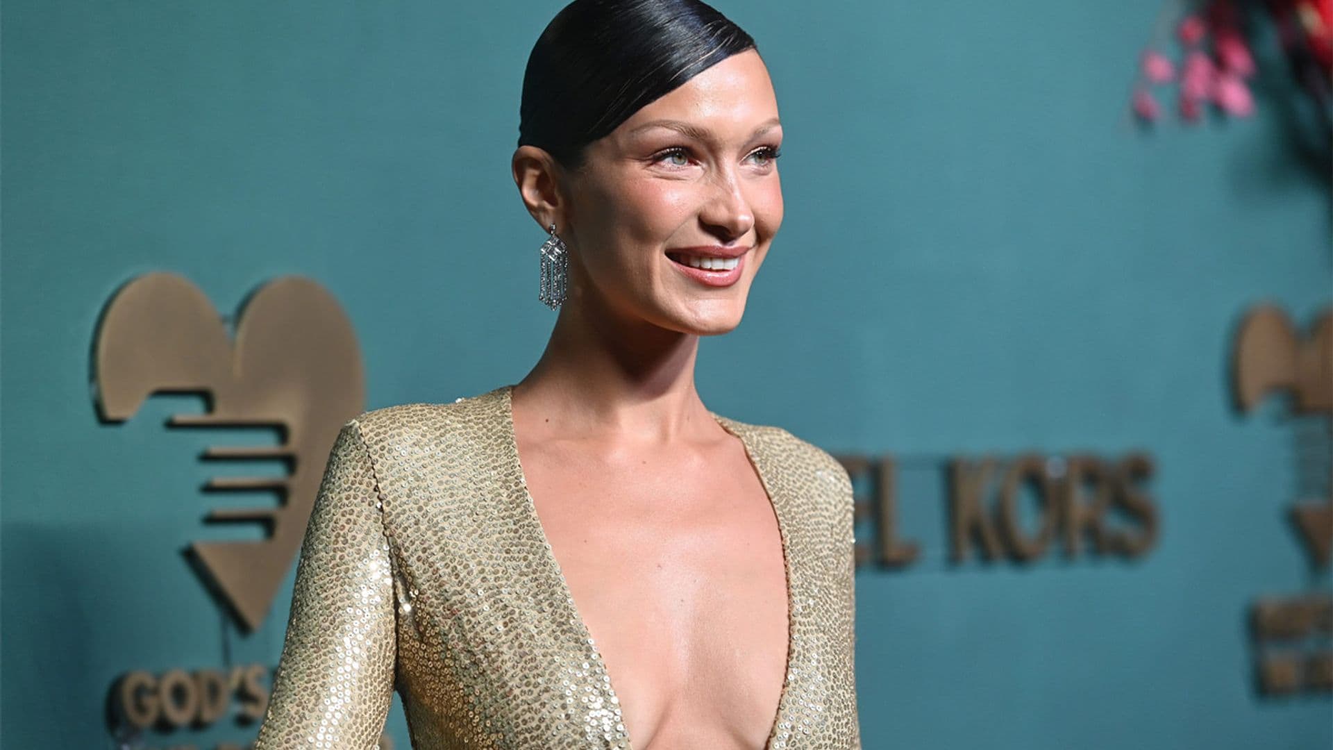 Bella Hadid estrena el vestido dorado de invitada más bonito del otoño