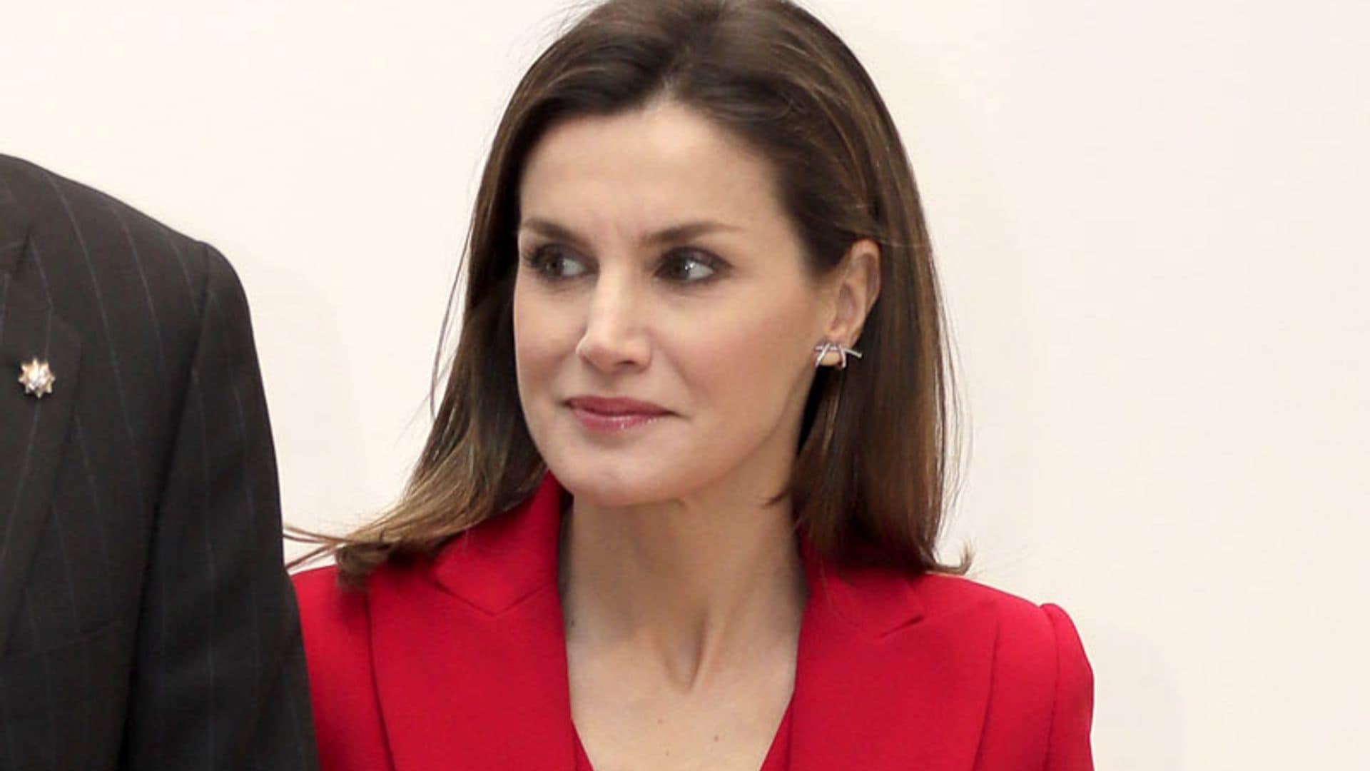 La reina Letizia vuelve a impactar de rojo y estrena diseñador