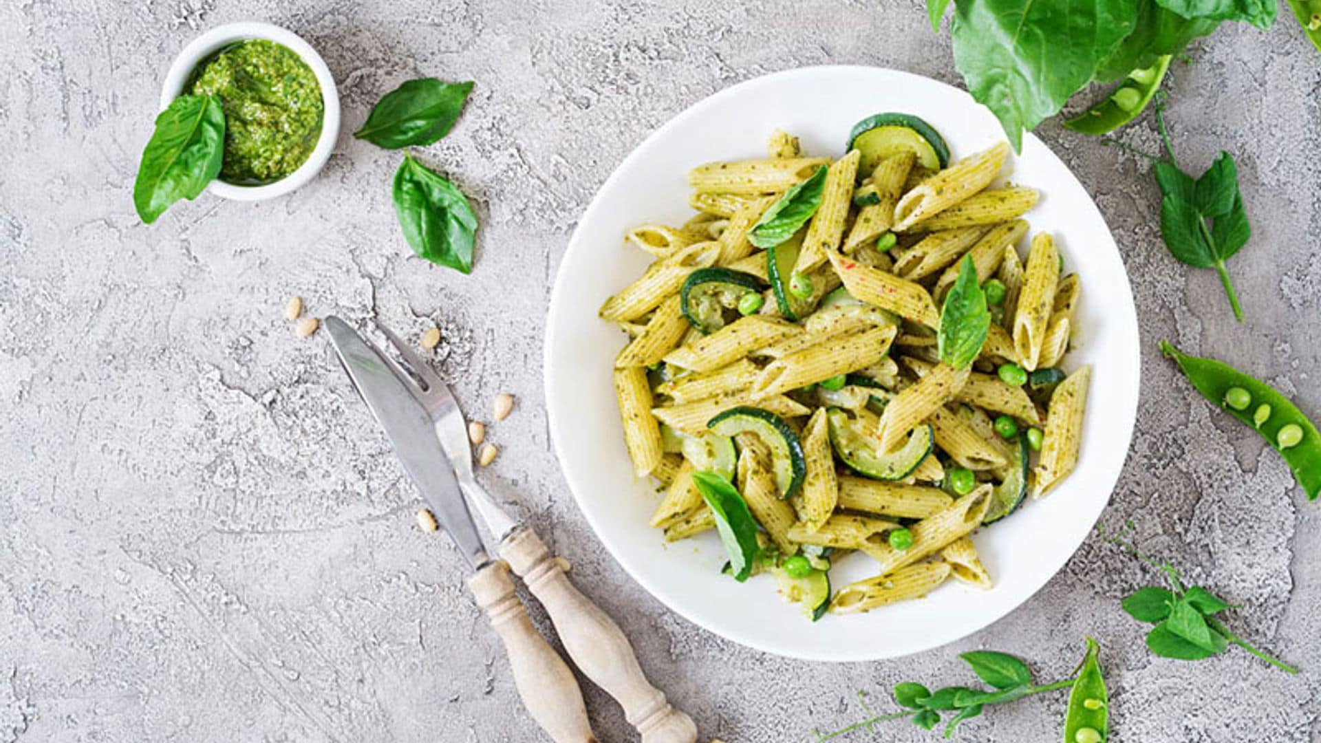 Pasta con calabacín y guisantes al pesto vegetariano