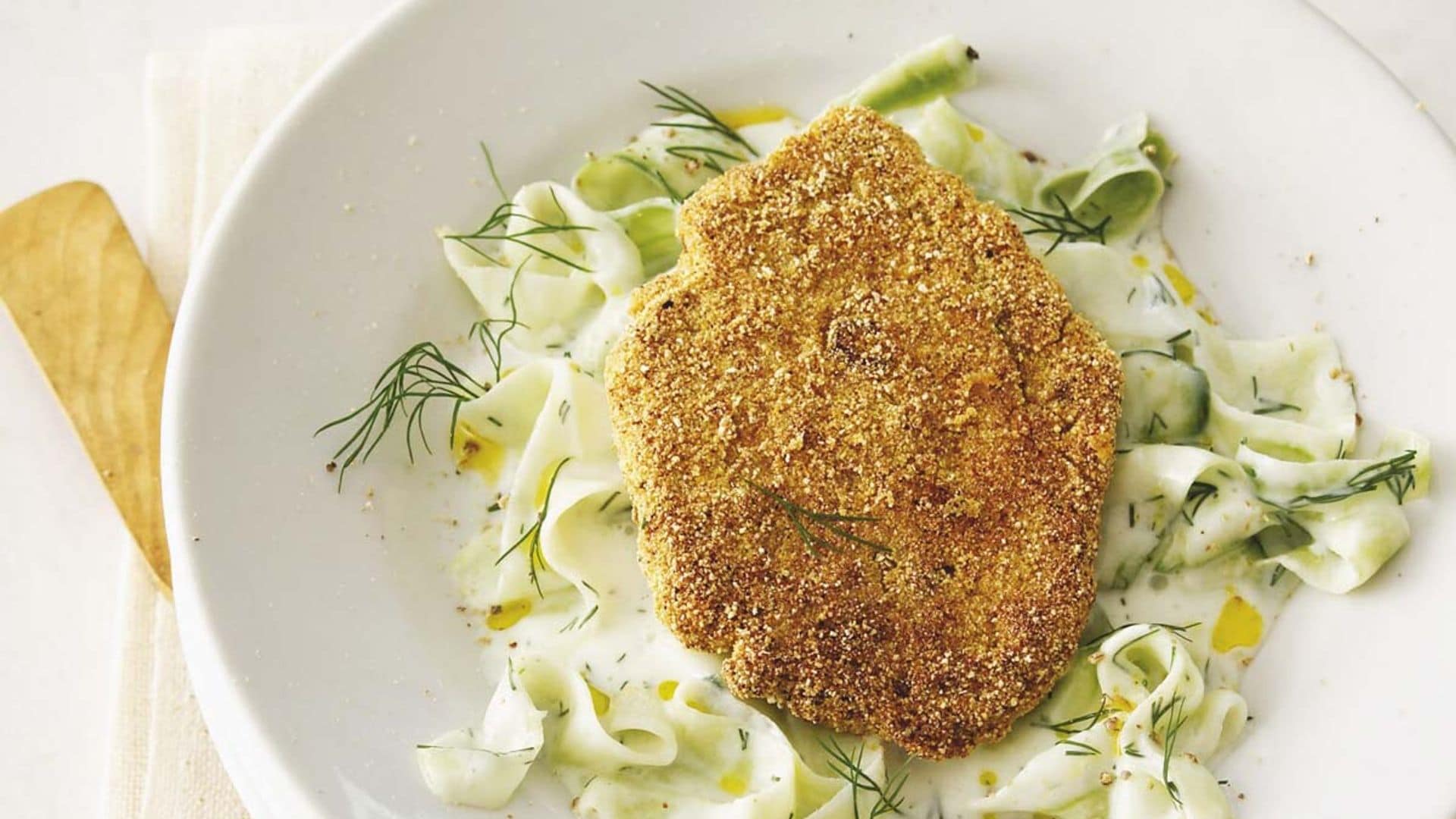 Escalopes de cordero con pasta al eneldo