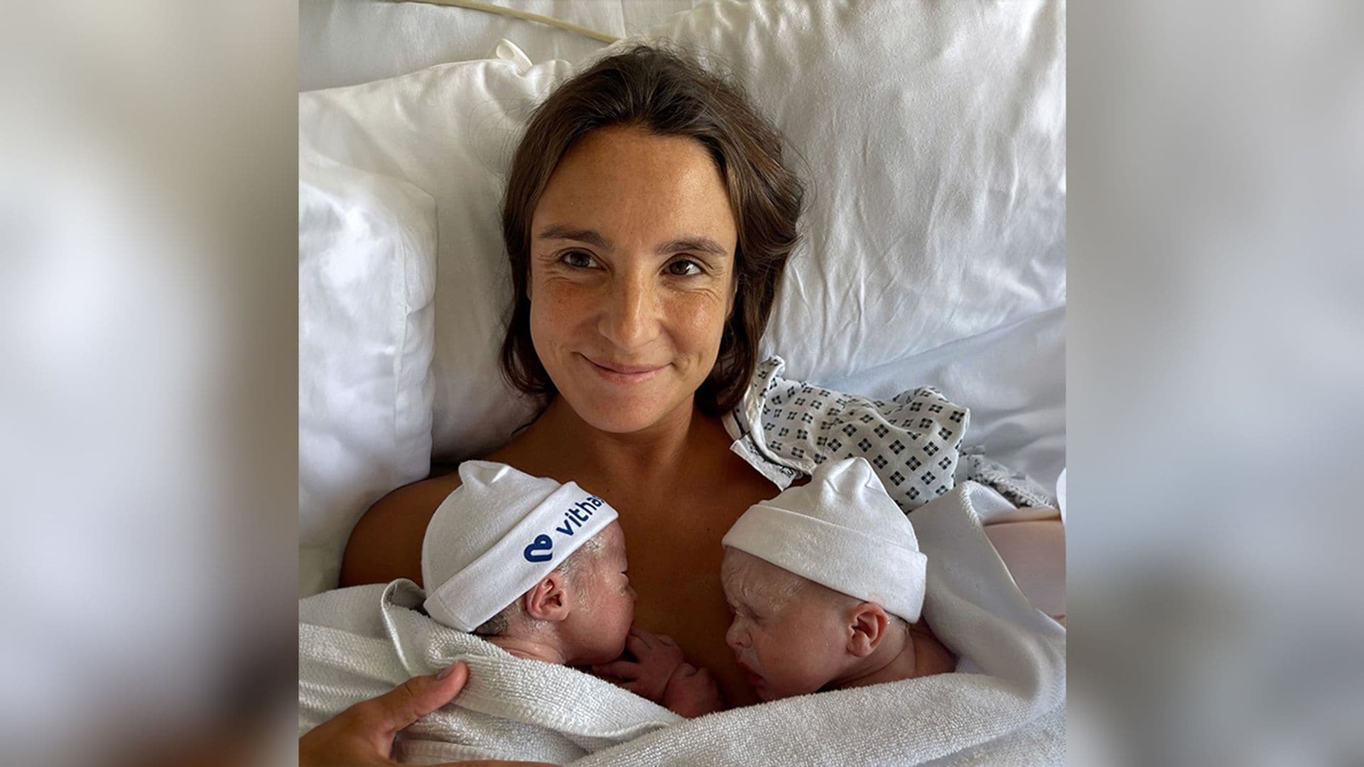 Marta Pombo comparte la primera fotografía junto a sus mellizas y muestra cómo cuida Matilda a sus dos hermanitas