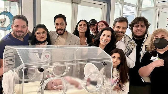 José Eduardo Derbez y Paola con su familia