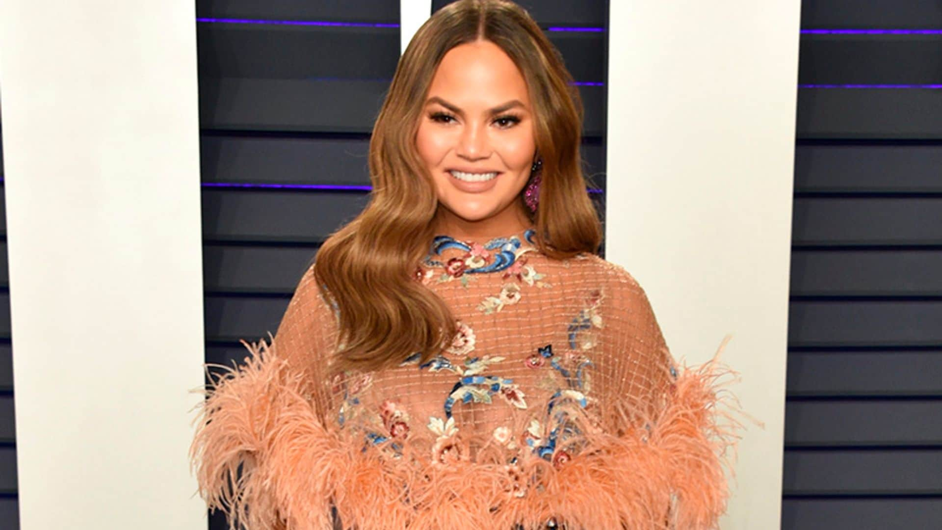 Chrissy Teigen estrena un corte de pelo que disimula las arrugas