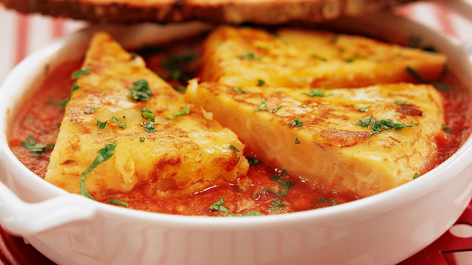 Tortilla guisada con salsa de tomate