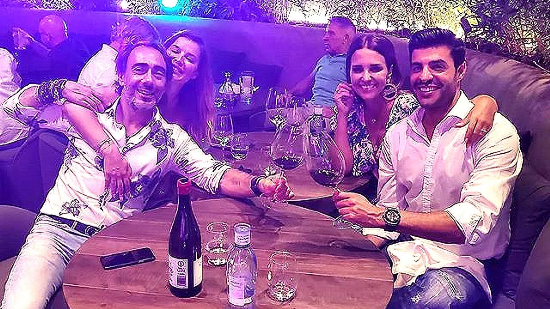 ¡Como en los viejos tiempos! Paula Echevarría y Miguel Torres disfrutan entre amigos de la noche marbellí